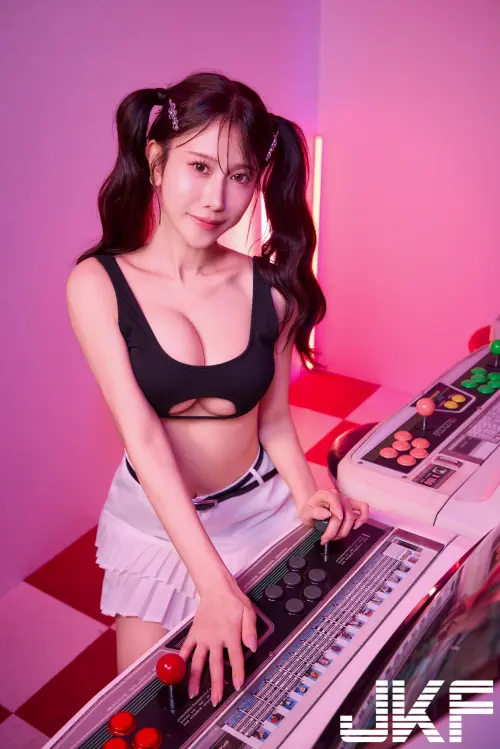 ▲日本賽車皇后名取久留美登上亞洲男性娛樂雜誌《JKF》11月號封面人物，雖然她的身材姣好，獲得「寫真偶像界的最強黃金比例」封號，但私下是大胃王。（圖／JKF提供）