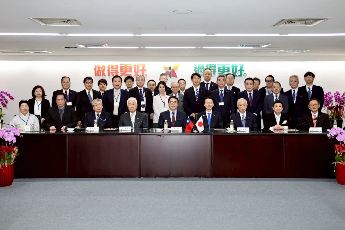 風雨故人來！黃偉哲頒發前議長長谷川幸司榮譽市民證書