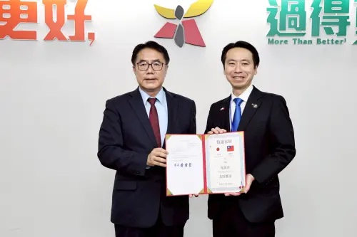 ▲ 黃偉哲致贈「山形路」道路命名公文影本給佐藤孝弘市長。（圖／南市府提供）