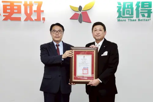 ▲ 黃偉哲市頒發「台南市榮譽市民證書」予前議長長谷川幸司。（圖／南市府提供