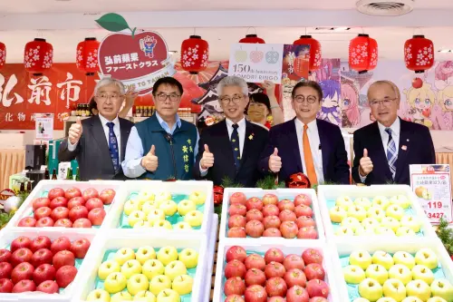 ▲ 黃偉哲也於12日中午赴台南大遠百成功店的弘前蘋果展售攤位向弘前市長櫻田宏一行致意，祝福弘前蘋果今年在台南、台灣銷售長紅，兩地也如同蘋果寓意一樣平平安安。（圖／南市府提供）