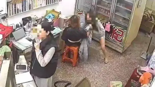 ▲檳榔西施「甩1歲女巴掌、掃把痛毆」驚傳虐童！監視器流出全怒了。（圖／翻攝畫面）