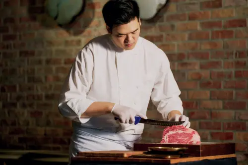 ▲台南晶英酒店內餐廳「ROBIN’S牛排館」，近日更推出全「肉品現切秤重」服務。（圖／台南晶英提供）