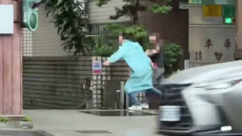 又有恐怖情人！北市松山夫妻爆糾紛「怒拿鋸子威脅愛妻」當街猛扯
