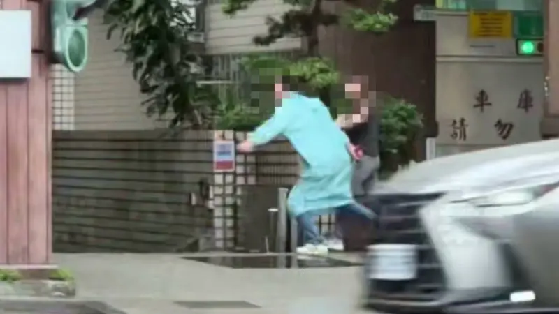 又有恐怖情人！北市松山夫妻爆糾紛「怒拿鋸子威脅愛妻」當街猛扯