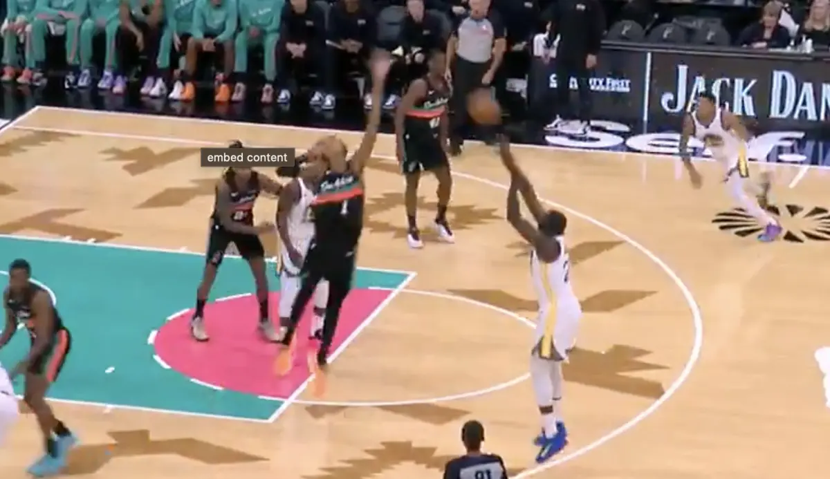 ▲NBA美國職籃（National Basketball Association）聖安東尼奧馬刺頭牌球星文班亞馬（Victor Wembanyama）在今（13）日對戰金州勇士的比賽中，送給格林（Draymond Green）的一個「遠距離麻辣鍋」引起現場球迷與主播驚呼連連。（圖／截自YT）