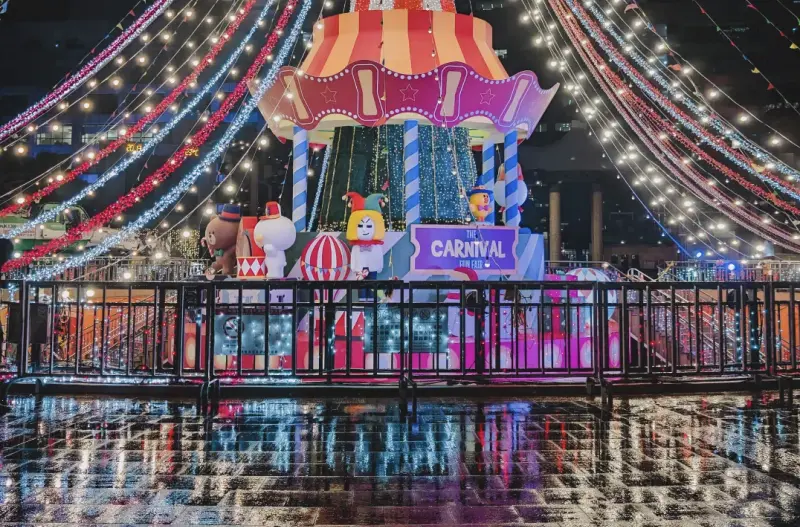 ▲2025新北歡樂耶誕城以「馬戲嘉年華」為主題，攜手「LINE FRIENDS & LINE FRIENDS minini」打造全台唯一馬戲棚主燈秀，結合燈光、音樂與機械動態，營造史上最大沉浸式展演。（圖／Threads@jamster_eatnfun授權提供）