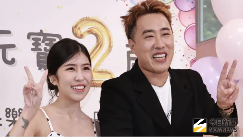 ▲余祥銓（右）、柔柔（左）今（13）日為2歲女兒「小元寶」舉辦慶生派對，稍早受訪透露77歲爸爸余天及75歲媽媽李亞萍近況，余天自嘆年事已高，不願外出工作，氣色都很好，李亞萍肌膜炎恢復不錯，平時在家愛追劇、看清粉刺影片紓壓。（圖／記者吳翊緁攝影）