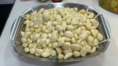 ▲天氣變冷了，蒜頭也要準備發芽了，行家建議蒜頭要趕緊處理，以免發芽影響口感。（圖／家常菜臉書）