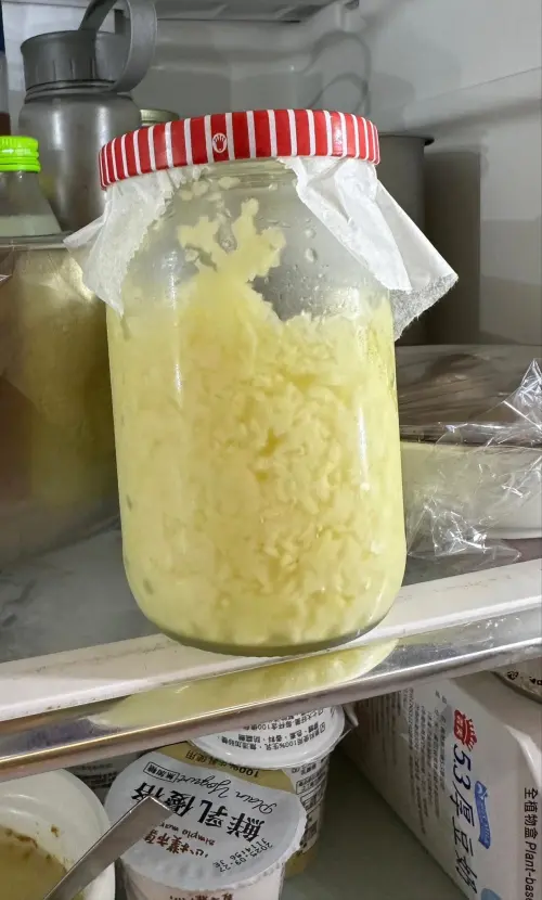 ▲平時蒜頭用量大的話，可以把蒜泥裝進玻璃罐冷藏。下廚頻率不高的話，可以用製冰盒做成蒜泥磚，延長保存時間。（圖／家常菜臉書）