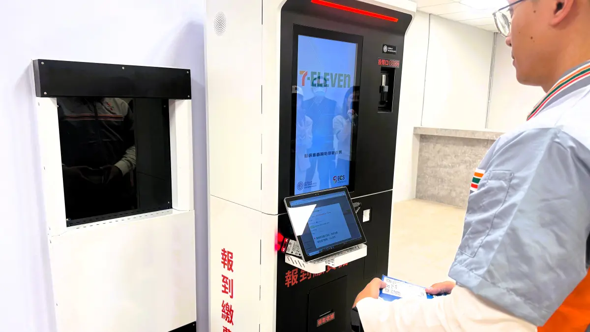 ▲7-11今年新開的「X-STORE 9」進駐中央大學，「拿了就走」免排隊結帳的服務精準度升級，另一亮點為設置全台首座「自動化門市取貨微型倉」。（圖／記者鍾怡婷攝）