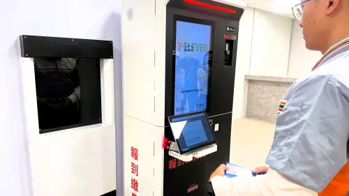 ▲7-11今年新開的「X-STORE 9」進駐中央大學，「拿了就走」免排隊結帳的服務精準度升級，另一亮點為設置全台首座「自動化門市取貨微型倉」。（圖／記者鍾怡婷攝）