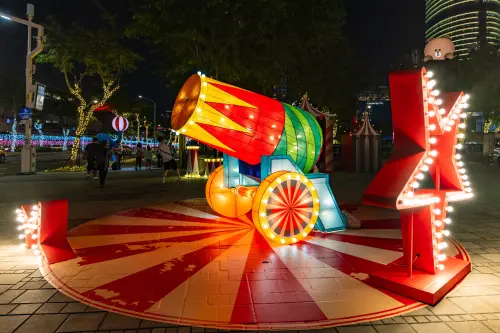 ▲2025年新北耶誕城-馬戲砲彈聲光站（圖／記者林調遜攝）