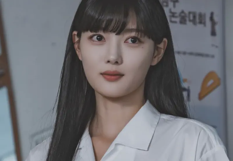 ▲《親愛的X》劇中飾演金裕貞（如圖）小時候的童星奇昭侑，8歲的她完整詮釋「女孩黑化過程」，演技太好嚇瘋金裕貞「一定要給她安排心理諮商！」（圖／TVING劇照）