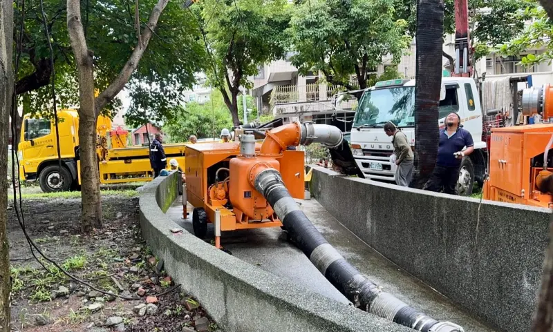 ▲竹市大型抽水機接獲任務至羅東一帶進行抽水勤務。(圖/新竹市府提供)