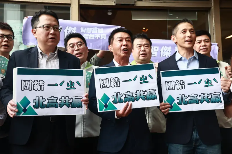 ▲許智傑下午在壯闊台灣聯盟理事長吳怡農以及跨黨派議員陪同下，前往黨中央完成參選登記。（圖／記者葉政勳攝，2025.11.13）