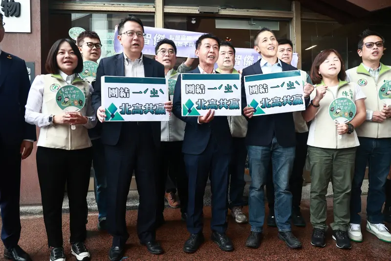 ▲許智傑下午在壯闊台灣聯盟理事長吳怡農以及跨黨派議員陪同下,前往黨中央完成參選登記。(圖/記者葉政勳攝,2025.11.13)