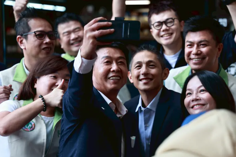 ▲許智傑下午在壯闊台灣聯盟理事長吳怡農以及跨黨派議員陪同下,前往黨中央完成參選登記。(圖/記者葉政勳攝,2025.11.13)