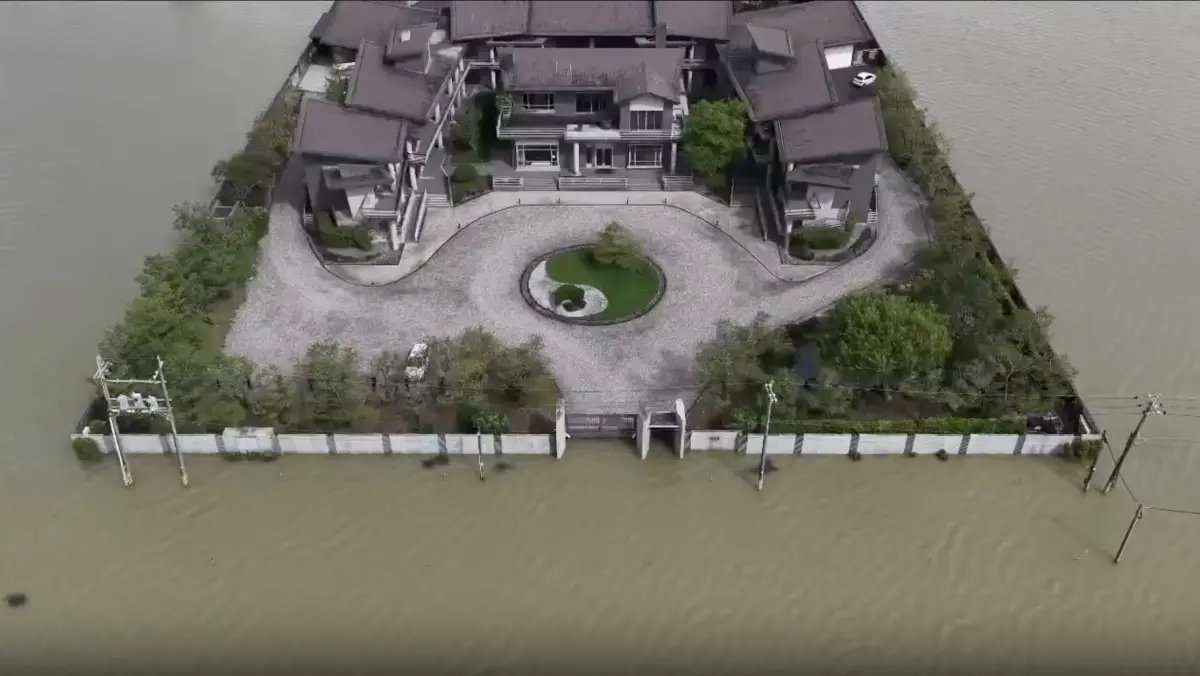 ▲宜蘭地區11日晚間因鳳凰颱風豪雨嚴重淹水，冬山鄉旅宿業者「泉月樓行館」卻因防水閘門成功擋水，成為「水中淨土」。（圖／翻攝自Threads@apexvilla_resort）