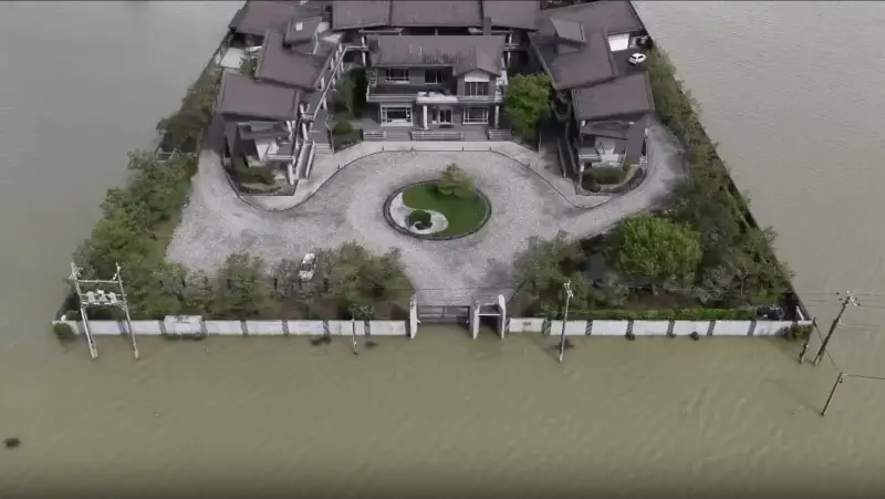 宜蘭泉月樓行館乾島奇蹟！防水閘門擋暴雨洪水　汪洋中震撼空拍曝