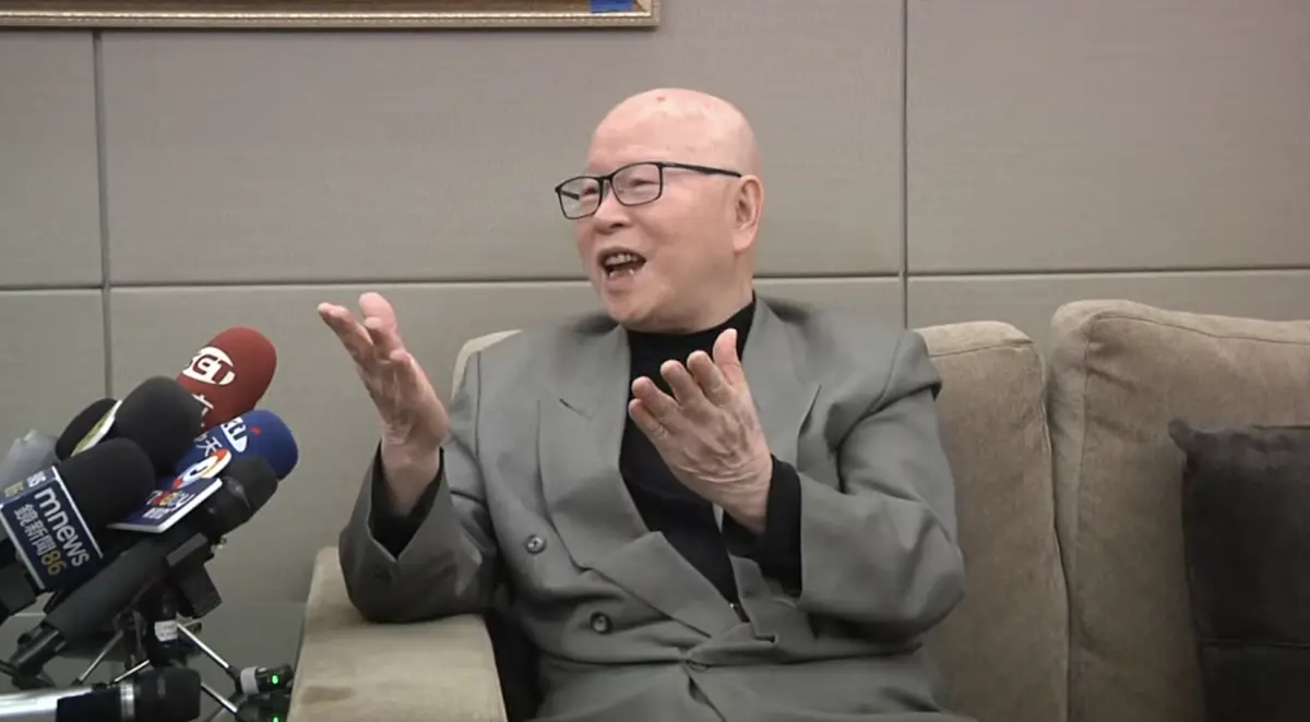 ▲許久未公開露面的許信良，現身鏡頭前表達對民進黨徵召桃園市長的觀察，表示希望是年輕人。（圖／翻攝畫面）