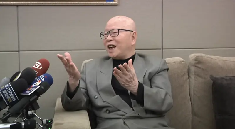 ▲許久未公開露面的許信良，現身鏡頭前表達對民進黨徵召桃園市長的觀察，表示希望是年輕人。（圖／翻攝畫面）