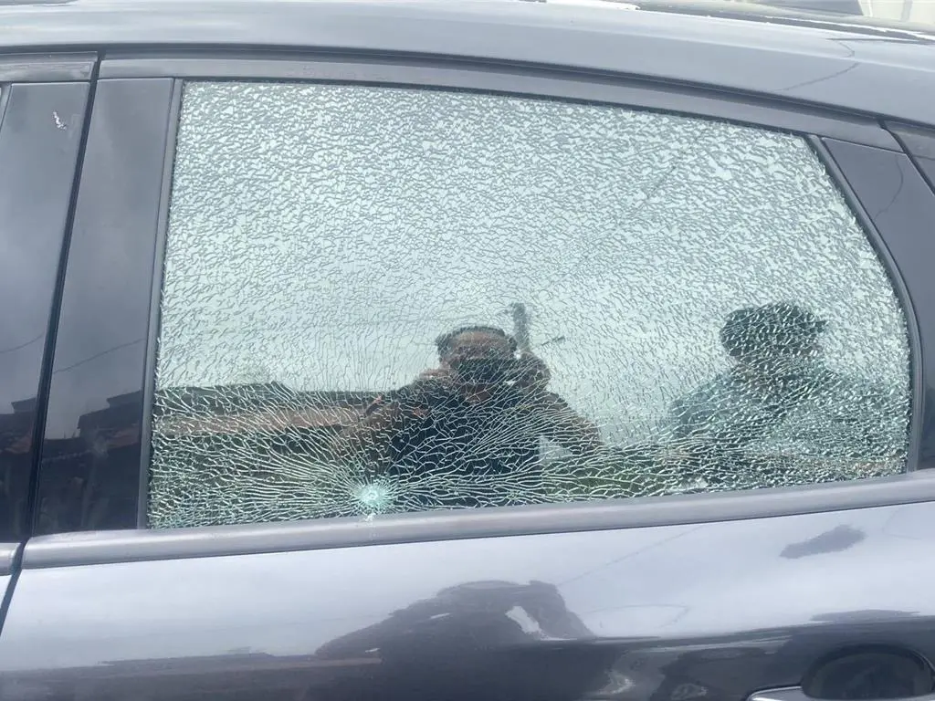 ▲高雄美濃一輛小客車，今天上午疑遭小鋼珠擊中，碎成蜘蛛網狀。（圖／警方提供）