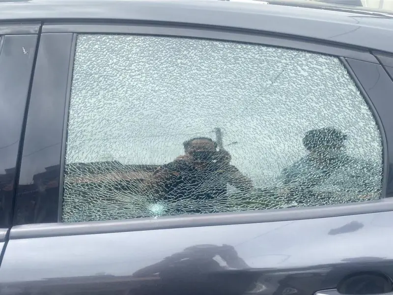 ▲高雄美濃一輛小客車，今天上午疑遭小鋼珠擊中，碎成蜘蛛網狀。（圖／警方提供）