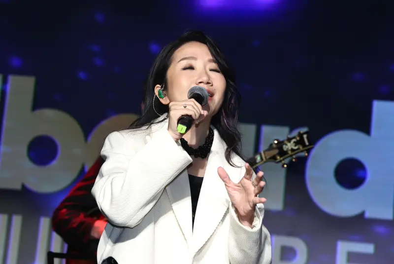 ▲Billboard Live TAIPEI音樂餐廳今（13）日正式開箱，主持人陶晶瑩（如圖）以「開箱VIP」身分亮相，面對媒體近日對粿粿外遇事件的追問，她幽默對台下媒體表示，只問外遇事件，忽略她的音樂品味。（圖／記者朱永強攝影）