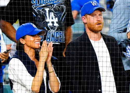 ▲▲美國職業棒球大聯盟（Major League Baseball）世界大賽雖然已經落幕，但場邊的話題仍在延續當中，近日英國哈利王子也意外成為焦點。他在第4戰的時候與妻子梅根（Meghan Markle）一同在場邊觀戰時，身戴道奇球帽引起討論。（圖／美聯社／達志影像）