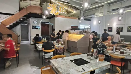 ▲灑椒麻辣鍋主打平價、高CP值與親民服務。（圖／翻攝畫面）