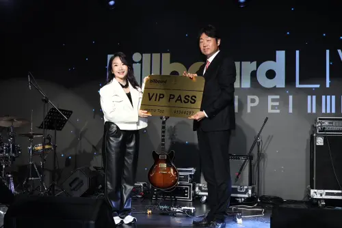 ▲Billboard Live TAIPEI音樂餐廳今（13）日正式開箱，主持人陶晶瑩（左）獲頒VIP金卡。（圖／記者朱永強攝影）