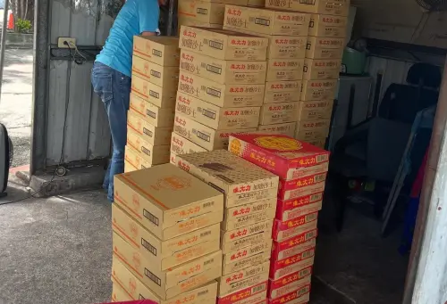 ▲有計程車司機在車子上貼上「維大力貼紙」，沒想到在三節真的成功領取免費飲料。（圖／翻攝Threads）