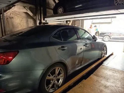 ▲這輛2006年的LEXUSIS 250外觀看似沒有太大問題，但長年停在路邊沒有保養，真實車況仍難以估量。（圖／法務部行政執行署宜蘭分署 ）