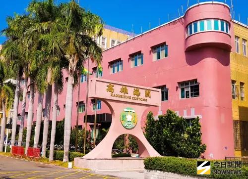 ▲關務署高雄關攜手動植物防疫檢疫署高雄分署針對海運快遞貨物，進行聯合查緝行動。(資料照／記者黃守作攝)