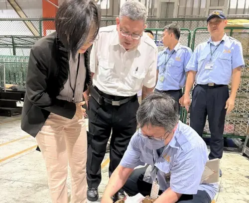 ▲關務署高雄關攜手動植物防疫檢疫署高雄分署針對海運快遞貨物，進行聯合查緝行動。(圖／關務署高雄關提供)