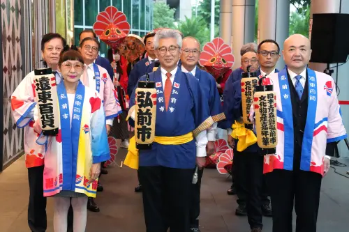 ▲圖說：由遠東百貨 徐雪芳總經理 (左一)、日本弘前市 櫻田弘市長(圖中)及日台交流協會 片山和之代表(右一)，將弘前市睡魔祭典原汁原味搬到板橋大遠百 遠東百貨徐雪芳總經理(右二)及日本弘前市 櫻田弘市長(左一)品嘗道地弘前蘋果汁。（圖／遠百提供）