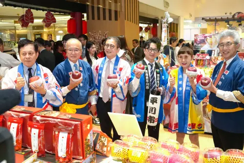 ▲遠東百貨徐雪芳總經理(右二)及日本弘前市 櫻田弘市長(右一)品嘗弘前市直送蘋果。（圖／遠百提供）
