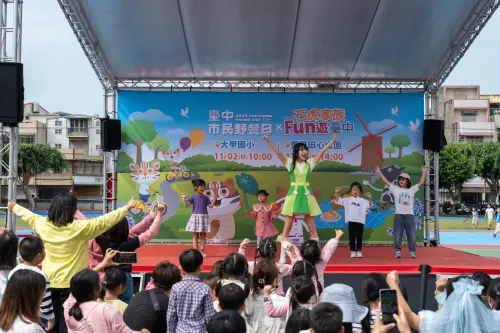 ▲KIWI 姐姐帶領大家唱跳，氣氛歡樂，孩子們看得目不轉睛 