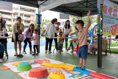 ▲台中親子館的互動攤位，深受民眾喜愛