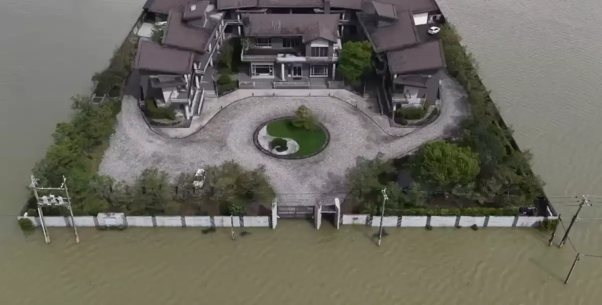 ▲乾爽「泉月樓」成淹水幫兇？專家嘆「這原因」恐讓水位更高。（圖／Threads@apexvilla_resort）