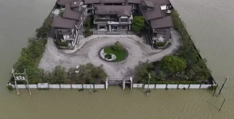 ▲乾爽「泉月樓」成淹水幫兇？專家嘆「這原因」恐讓水位更高。（圖／Threads@apexvilla_resort）