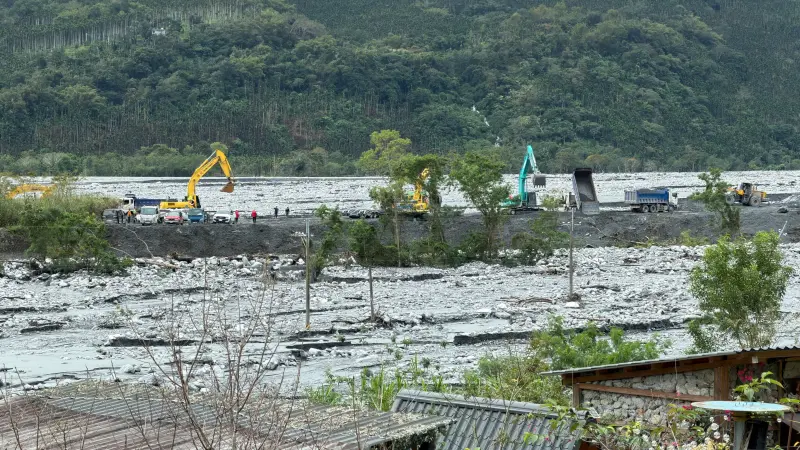 ▲花蓮馬太鞍溪新生成堰塞湖潰堤前，林業署堤防補救施工工程不間斷，希望能盡快將堤防修好。（圖／翻攝畫面）