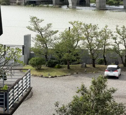 ▲泉月樓行館補充，這次風災期間，館內提前啟動各項防護措施，包括抽水馬達的檢測維護，以及大家特別關注的防水閘門。（圖／Threads@apexvilla_resort）