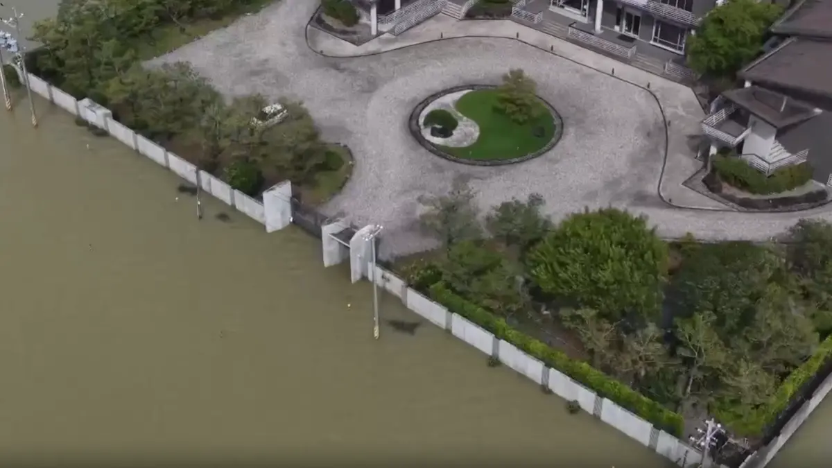 ▲宜蘭泉月樓行館靠著防水閘門與圍牆成功擋住大水，呈現出門外汪洋、門內乾爽無災的奇景。（圖／Threads@apexvilla_resort）