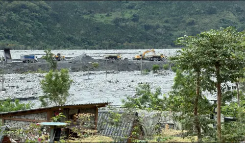 ▲花蓮馬太鞍溪新生成堰塞湖潰堤前，林業署堤防補救施工工程不間斷，希望能盡快將堤防修好。（圖／翻攝畫面）