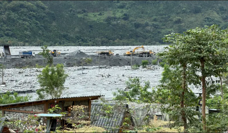    ▲花蓮馬太鞍溪新生成堰塞湖潰堤前，林業署堤防補救施工工程不間斷，希望能盡快將堤防修好。（圖／翻攝畫面）  
