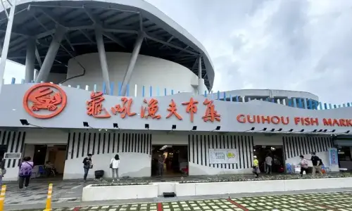 ▲萬里龜吼漁港「漁夫市集」今年4月底正式開幕，一樓有32攤生鮮攤位、便利商店，二樓則有12個熟食攤位。（圖／萬里蟹官網 wanlicrab.tw/）