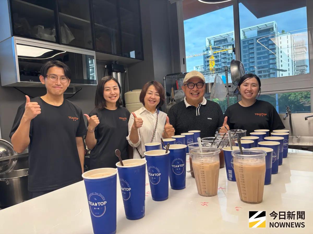 ▲董事長楊國珍帶領第四代投入茶事業，始終秉持「簡單一杯茶，不簡單的百年傳承」初衷。（圖／記者金武鳳攝，2025.11.14)