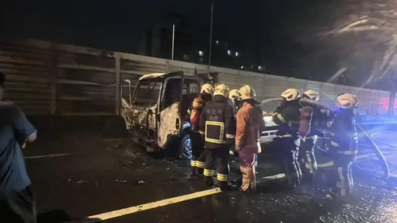 台65線凌晨驚傳爆炸聲！拖吊車「燒成火球竄濃煙」駕駛跳車急逃生